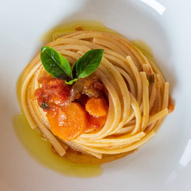 Domates soslu ve fesleğenli spagetti