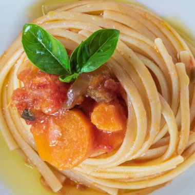 Domates soslu ve fesleğenli spagetti