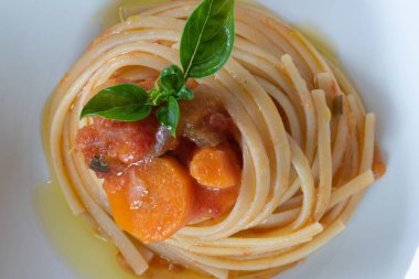 Domates soslu ve fesleğenli spagetti