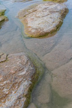 Dağlardaki nehrin güzel manzarası