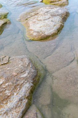 Dağlardaki nehrin güzel manzarası