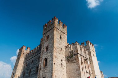 Şehirdeki ortaçağ kalesinin manzarası 