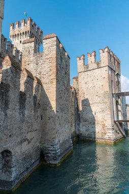 Şehirdeki ortaçağ kalesinin manzarası 