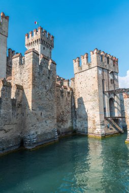 Şehirdeki ortaçağ kalesinin manzarası 