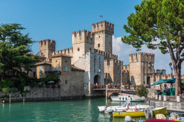 Antik kalenin eski kasabasının manzarası