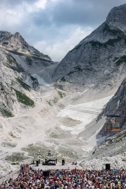 Doğa arka planında turistlerin olduğu dağ manzarası