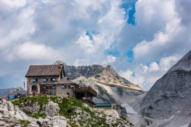 Canin Dağı yaylası. Karst bahçesi. Eski binanın görüntüsü.