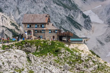 Canin Dağı yaylası. Karst bahçesi. Eski binanın görüntüsü.