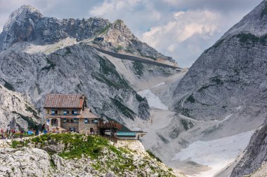 Canin Dağı yaylası. Karst bahçesi. Eski binanın görüntüsü.