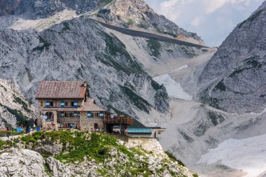 Canin Dağı yaylası. Karst bahçesi. Eski binanın görüntüsü.