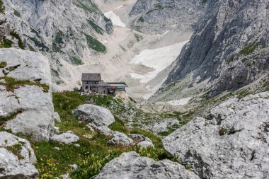 Canin Dağı yaylası. Karst bahçesi. Eski binanın görüntüsü.