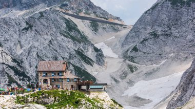 Canin Dağı yaylası. Karst bahçesi. Eski binanın görüntüsü.