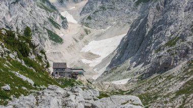 Canin Dağı yaylası. Karst bahçesi. Eski binanın görüntüsü.
