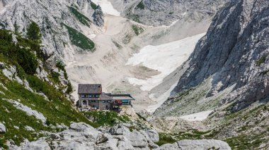 Canin Dağı yaylası. Karst bahçesi. Eski binanın görüntüsü.