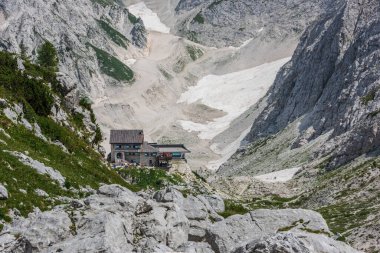Canin Dağı yaylası. Karst bahçesi. Eski binanın görüntüsü.