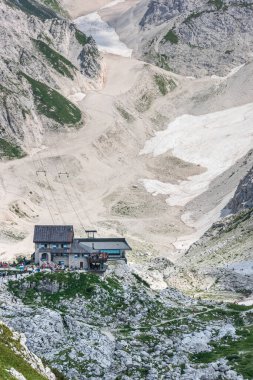 Canin Dağı yaylası. Karst bahçesi. Eski binanın görüntüsü.