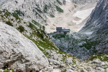 Canin Dağı yaylası. Karst bahçesi. Eski binanın görüntüsü.