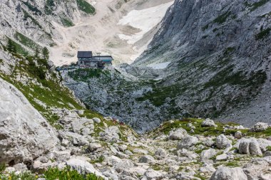 Canin Dağı yaylası. Karst bahçesi. Eski binanın görüntüsü.
