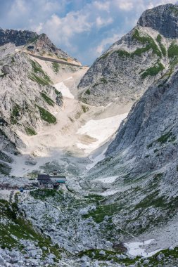 Canin Dağı yaylası. Karst bahçesi. Eski binanın görüntüsü.