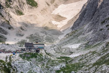 Canin Dağı yaylası. Karst bahçesi. Eski binanın görüntüsü.