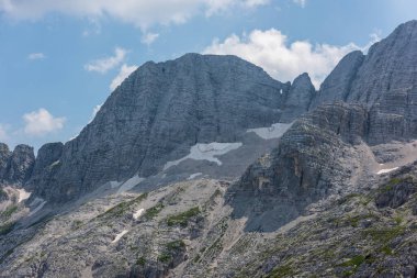 Doğanın arka planında, dağların güzel manzarası