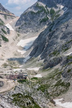 Canin Dağı yaylası. Karst bahçesi. Eski binanın görüntüsü.