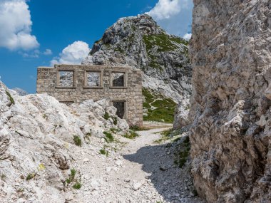 Canin Dağı yaylası. Karst bahçesi. Eski binanın görüntüsü.