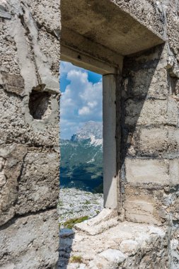 Canin Dağı yaylası. Karst bahçesi. Eski binanın görüntüsü.