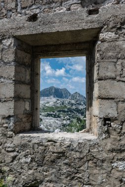 Canin Dağı yaylası. Karst bahçesi. Eski binanın görüntüsü.