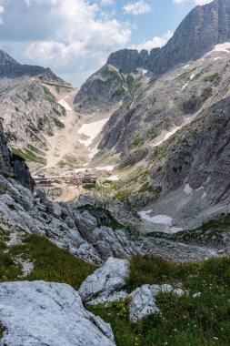 Canin Dağı yaylası. Karst bahçesi. Eski binanın görüntüsü.