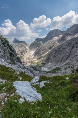 Canin Dağı yaylası. Karst bahçesi. Eski binanın görüntüsü.