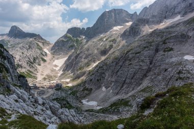 Canin Dağı yaylası. Karst bahçesi. Eski binanın görüntüsü.