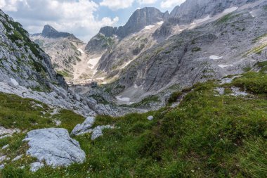 Canin Dağı yaylası. Karst bahçesi. Eski binanın görüntüsü.