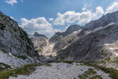 Canin Dağı yaylası. Karst bahçesi. Eski binanın görüntüsü.