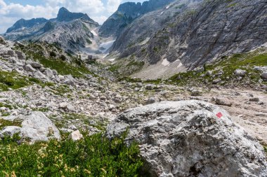 Canin Dağı yaylası. Karst bahçesi. Eski binanın görüntüsü.