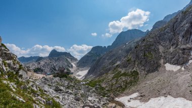 Canin Dağı yaylası. Karst bahçesi. Kayalar, çiçekler, doğa manzarası 