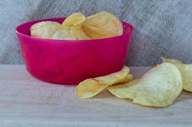 Tahta arka planda patates cipsi