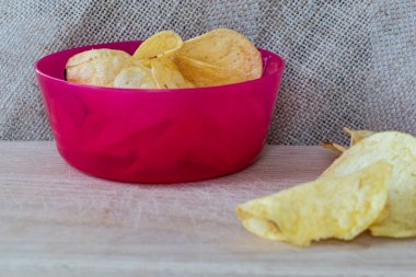 Tahta arka planda patates cipsi