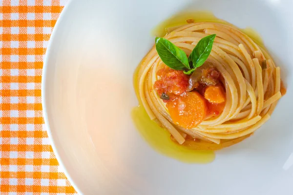 Spaghetti Med Tomatsauce Basilikum - Stock-foto