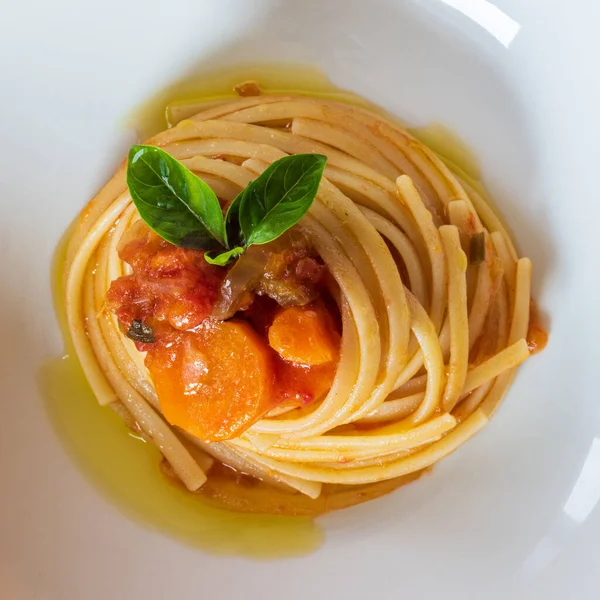 Domates soslu ve fesleğenli spagetti