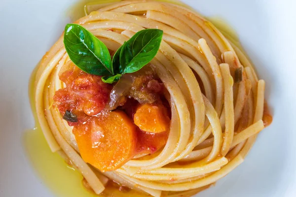 Domates soslu ve fesleğenli spagetti