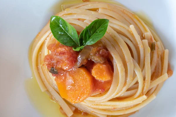 Domates soslu ve fesleğenli spagetti