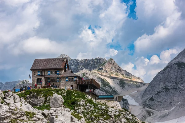 Canin Dağı yaylası. Karst bahçesi. Eski binanın görüntüsü.
