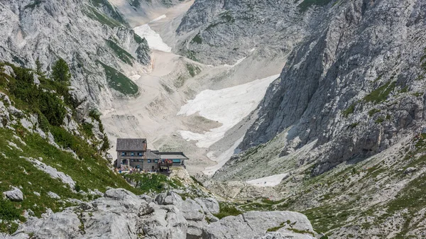 Canin Dağı yaylası. Karst bahçesi. Eski binanın görüntüsü.