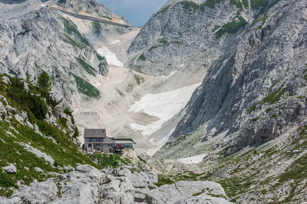Canin Dağı yaylası. Karst bahçesi. Eski binanın görüntüsü.