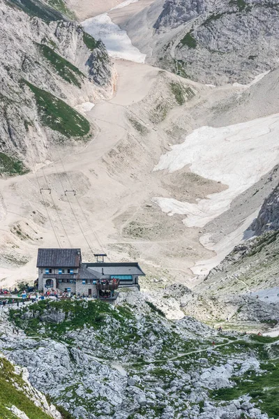 Canin Dağı yaylası. Karst bahçesi. Eski binanın görüntüsü.