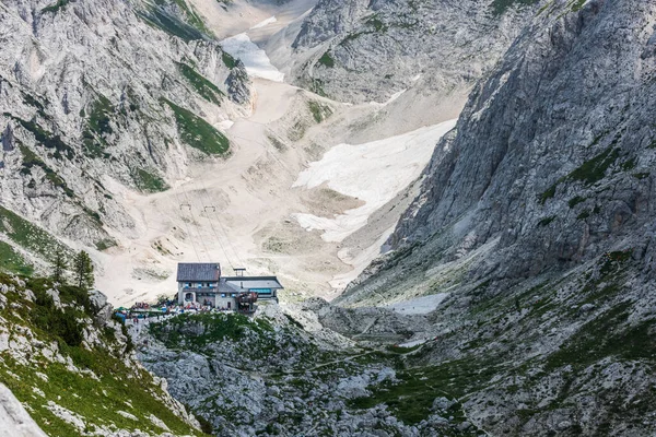 Canin Dağı yaylası. Karst bahçesi. Eski binanın görüntüsü.