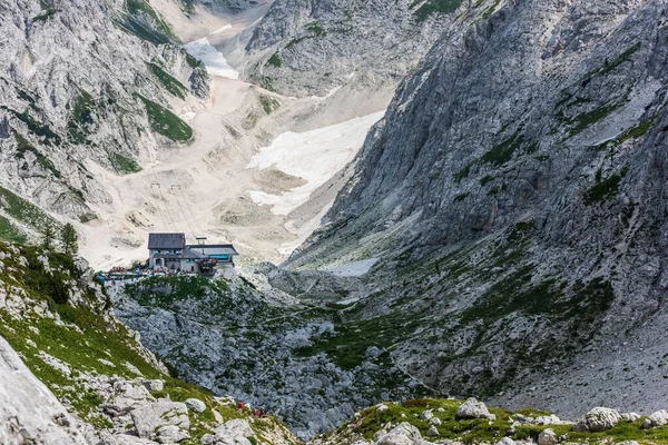 Canin Dağı yaylası. Karst bahçesi. Eski binanın görüntüsü.