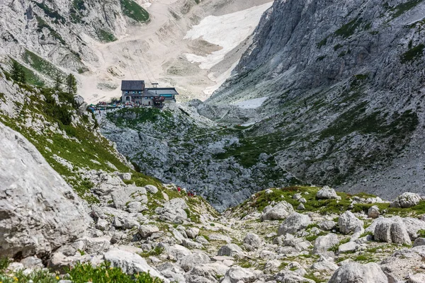 Canin Dağı yaylası. Karst bahçesi. Eski binanın görüntüsü.