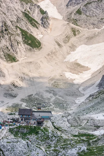 Canin Dağı yaylası. Karst bahçesi. Eski binanın görüntüsü.